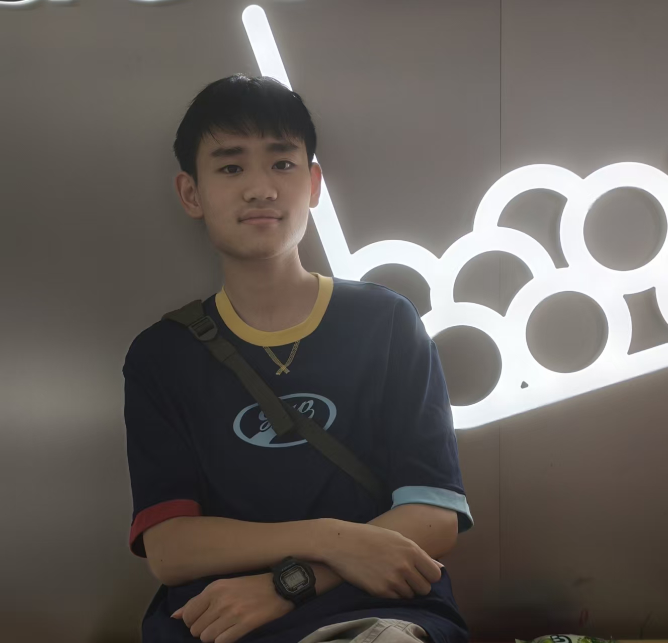 姚俊萧在发光标志前的肖像