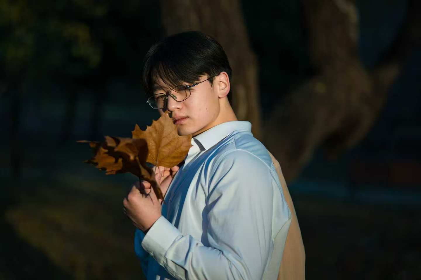 翟宣儒在秋日户外的肖像